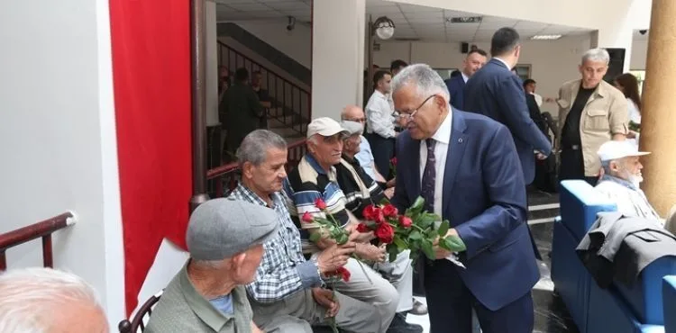 BAŞKAN BÜYÜKKILIÇ’TAN HUZUREVİ SAKİNLERİNE “BAYRAM” JESTİ