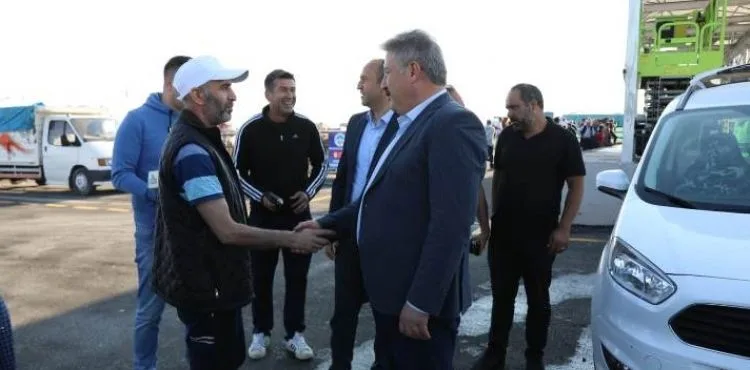 BAŞKAN PALANCIOĞLU, KURBAN PAZARINDAKİ VATANDAŞLARLA BAYRAMLAŞTI