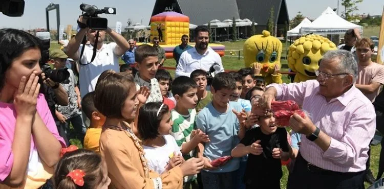 BAŞKAN BÜYÜKKILIÇ, HALAY ÇEKTİ, FUTBOL OYNADI, ÇOCUKLUK GÜNLERİNİ YENİDEN YAŞADI