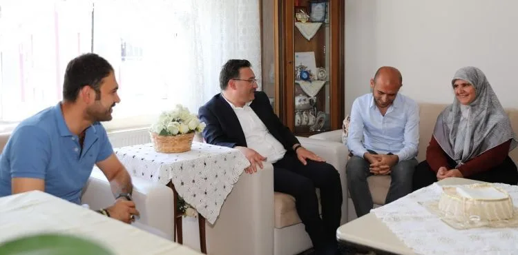 Vali Gökmen Çiçek, Şehit ailelerinin bayramlarını kutladı.