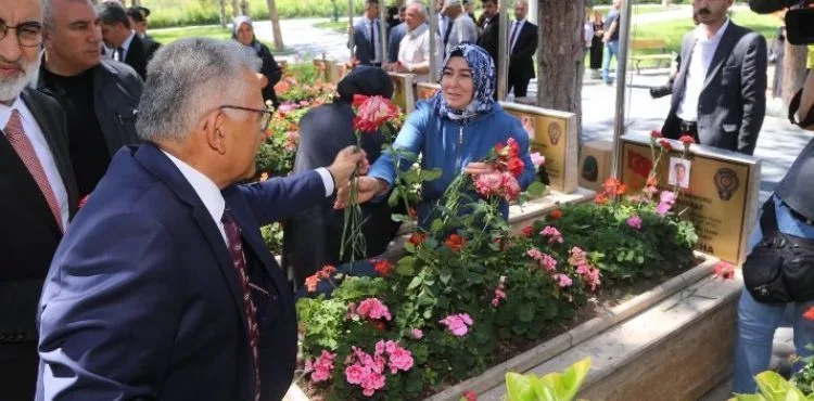 BAŞKAN BÜYÜKKILIÇ’TAN 15 TEMMUZ’DA ŞEHİTLERE DUA VE KARANFİL