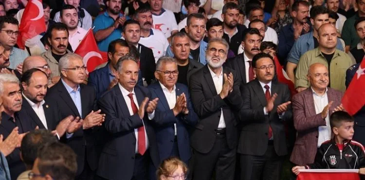 15 TEMMUZ ETKİNLİKLERİNE TALAS DAMGASI: EN BÜYÜK TÜRK BAYRAĞI DALGALANDI