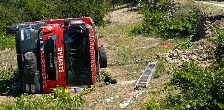 Yangına müdahale eden itfaiye aracı devrildi