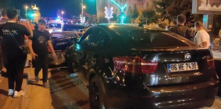 1'i motosiklet 4 araç çarpıştı: 4 yaralı