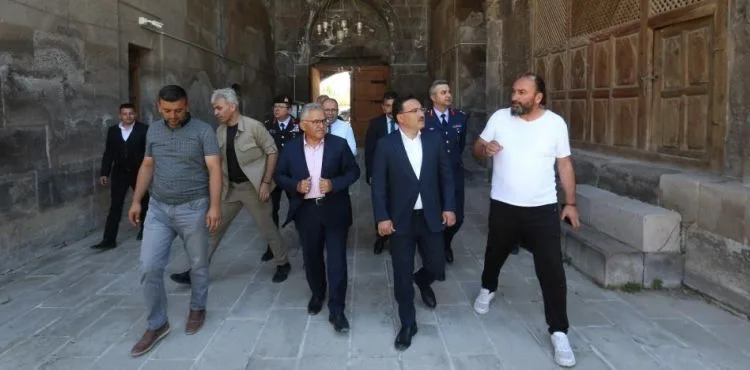 1240 yılında Selçuklu veziri tarafından yaptırılan Karatay Hanı'nda inceleme