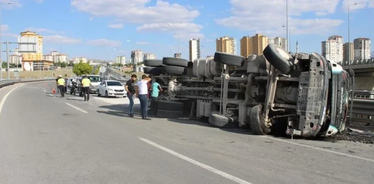 Mıcır yüklü kamyon devrildi: 1 yaralı