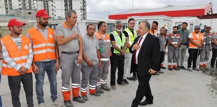 BAŞKAN YALÇIN PERSONELLE BAYRAMLAŞTI