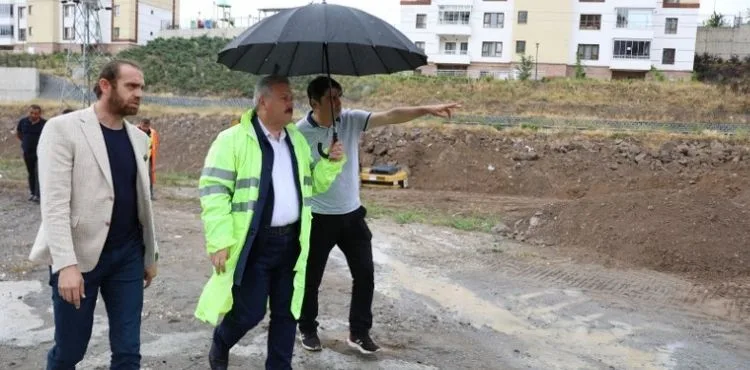 BAHÇELİEVLER ESNAF TOKİ’DE 2,5 KİLOMETRELİK DERE ALANI BAŞTAN SONA YENİLENİYOR
