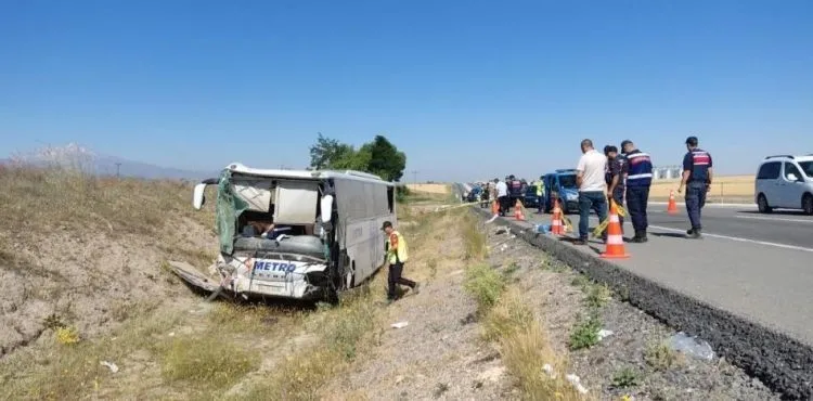 Yolcu otobüsü yoldan çıktı: 1'i ağır 17 yaralı