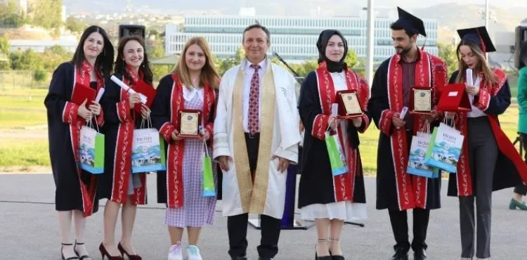 ERÜ Edebiyat Fakültesi’nde mezuniyet coşkusu yaşandı
