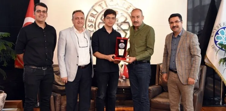 BAŞKAN GÜLSOY, YKS TÜRKİYE İKİNCİSİ TORUN’U AĞIRLADI