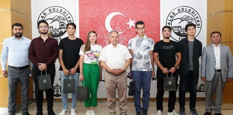 TALAS 7/24 KÜTÜPHANE MEYVELERİNİ VERMEYE DEVAM EDİYOR