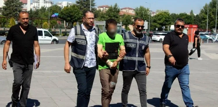 Aynı evde kaldığı arkadaşını küfrettiği için öldürdü