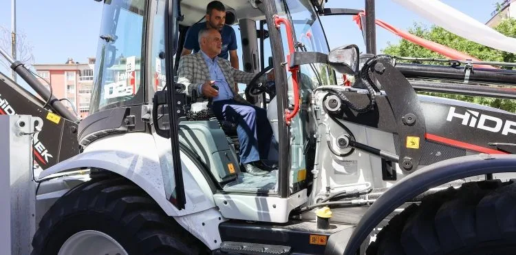 YENİ KAZIYICI YÜKLEYİCİ