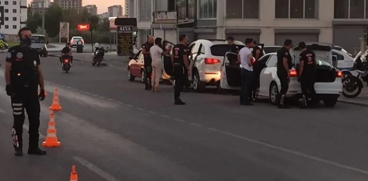 Şüpheli araçtan çalıntı elektrik kablosu ve uyuşturucu madde çıktı