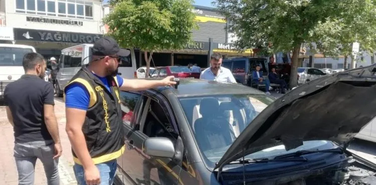 Oto hırsızlık polisleri oto pazarını denetledi