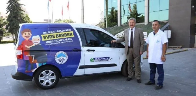 MELİKGAZİ’DEN BİR SOSYAL BELEDİYECİLİK ÖRNEĞİ DAHA… İlçede Mobil Berber Hizmeti Başladı