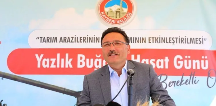 Vali Gökmen Çiçek Sarıoğlan’da “Tarım Arazilerinin Etkin Kullanılması Projesi” Kapsamında Yazlık Buğday Hasat Günü Etkinliğine Katıldı