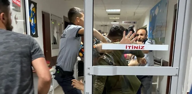 Hasta yakınları acil serviste güvenlik görevlisine saldırdı