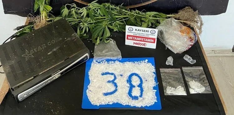 Uyuşturucuyu uydu alıcısı içinde saklayarak kaçmaya çalışan şüpheli yakalandı