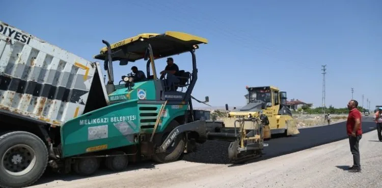 TURAN MAHALLESİ’NE YENİ YOLLAR AÇILARAK, ASFALTLANIYOR