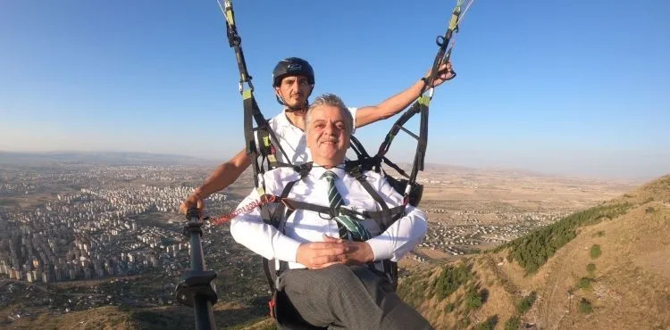 MHP İl Başkanı Adnan İncetoprak paraşütle uçtu