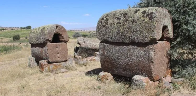 TOMARZA DA KRAL MEZARLARI TOMARZA'NIN ADETA BİRER SİMGESİ HALİNE GELDİ