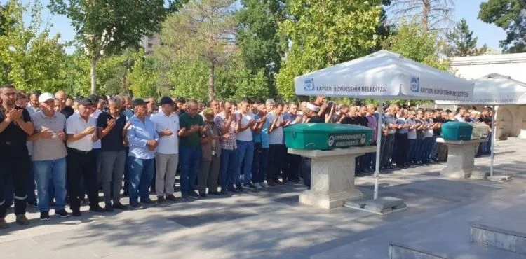 Bıçaklı kavgada hayatını kaybeden genç toprağa verildi