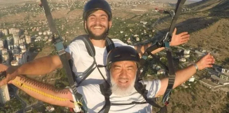 Paraşütle uçan dede heyecandan göğü inletti: "Allahu ekber"
