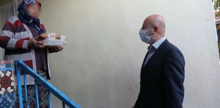 GÖNÜLLERİN BAŞKANI, BÜYÜKLERİN HEM GÖNLÜNÜ HEM DE HAYIR DUASINI ALIYOR