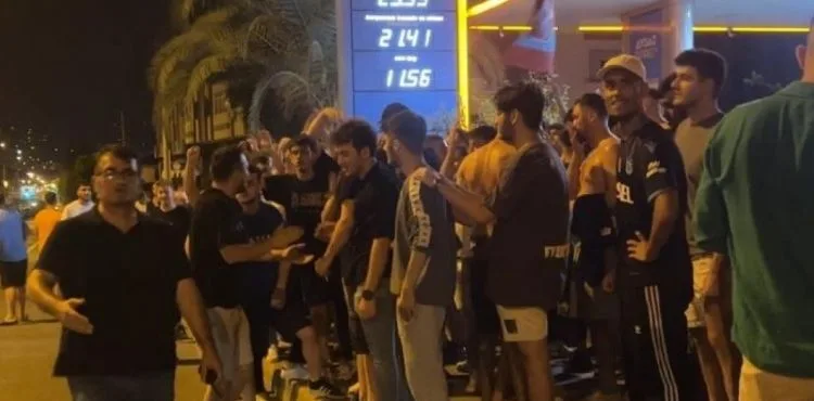 Trabzonspor taraftarı FC Kopenhag'ın kaldığı otel'in önüne akın etti