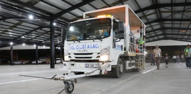 MELİKGAZİ, DAHA GÜVENLİ ULAŞIM İÇİN YOL ÇİZGİ ÇALIŞMASI YAPIYOR
