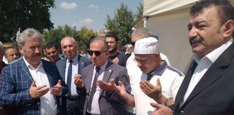 Pastacılar ve Lokantacılar Odası Cuma çıkışı aşure dağıttı