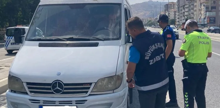 BÜYÜKŞEHİR ZABITA EKİPLERİNDEN ŞEHİR İÇİ TOPLU TAŞIM ARAÇLARINA YÖNELİK DENETİM