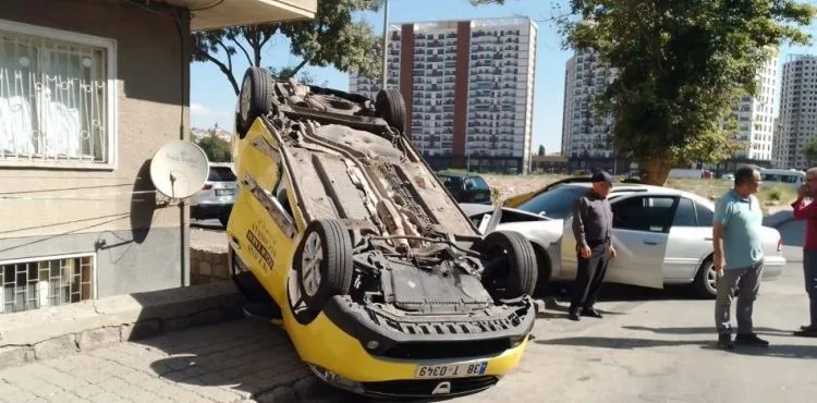 Kayseri’de otomobille çarpışan taksi takla attı: 1 yaralı