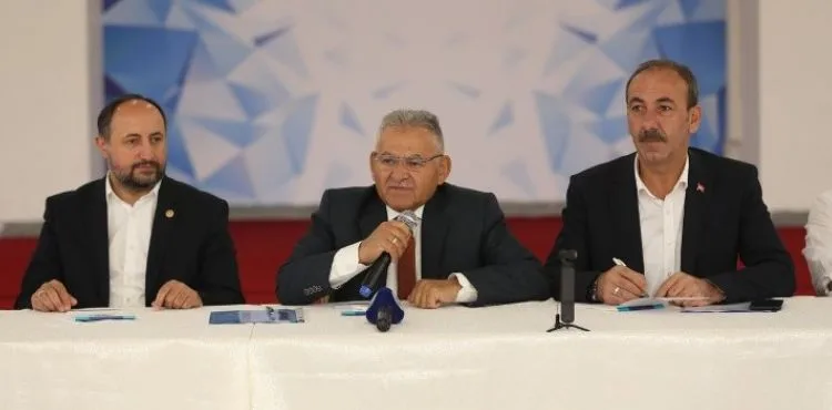 TOMARZA’DA MUHTARLARLA BULUŞAN BÜYÜKKILIÇ: “HİZMETTEN HİZMETE KOŞUYORUZ”