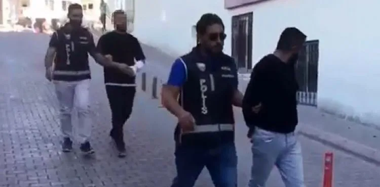 İş adamlarının özel görüşmelerini kayıt altına alıp şantaj yapan 3 kişiye gözaltı