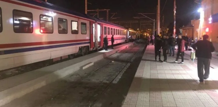 Doğu Ekspresi raydan çıktı, yolcular otobüslerle taşındı