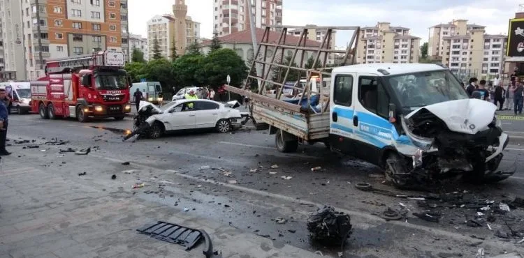 Kayseri'de 3 araç çarpıştı, ortalık savaş alanına döndü: 1'i ağır 3 yaralı