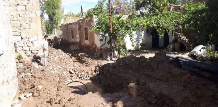 Kanal borusu patladı, evleri su bastı