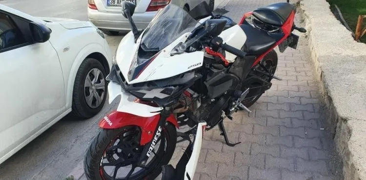 Motosiklet yoldan geçen yayalara çarptı: 3 yaralı