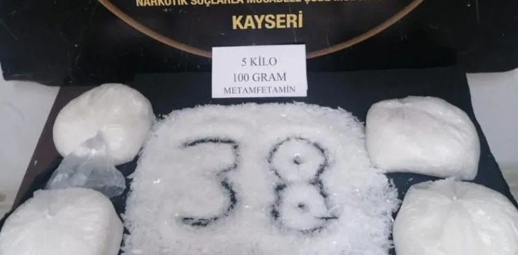Çekici üzerindeki otomobilde 5 kilo uyuşturucu ele geçirildi