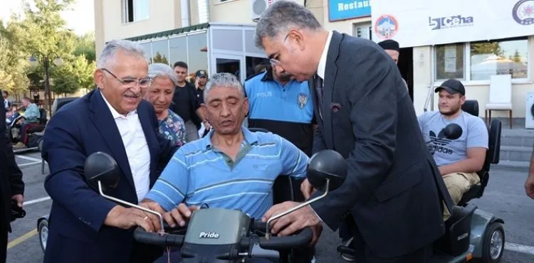 Başkan Büyükkılıç, 80 Akülü Aracın İhtiyaç Sahiplerine Dağıtım Törenine Katıldı