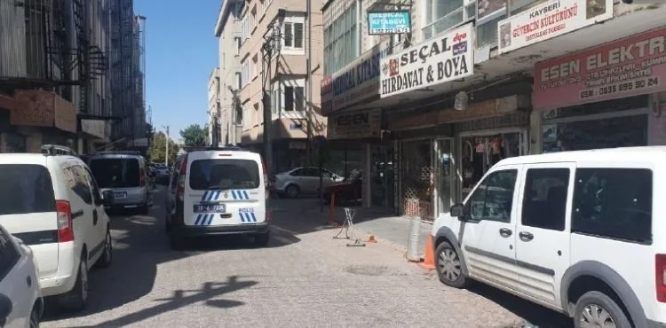 Evinde asılı halde bulundu