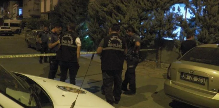 450 saatlik güvenlik kamerası kaydını incelediler, silahlı saldırganı enselediler