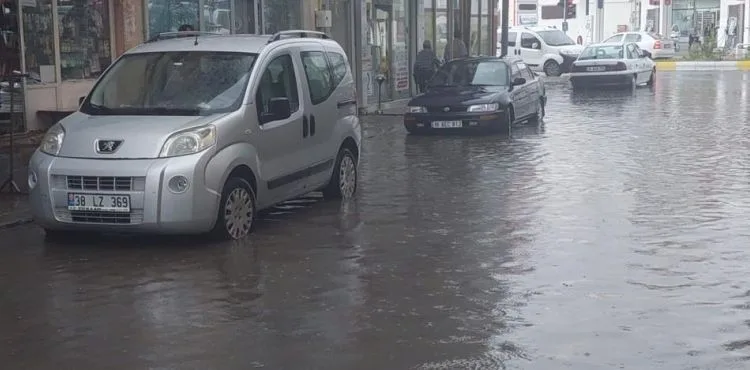 Tomarza’da yağmur sonrası yollar göle döndü