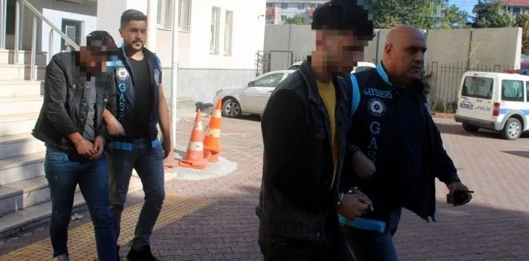 Birlikte gezintiye çıktıkları arkadaşlarının telefonunu gasp eden gençler gözaltına alındı