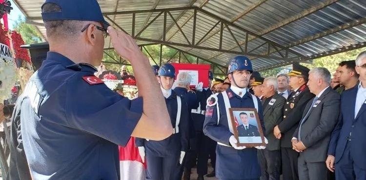 Vatandaşa yardım ederken şehit olan uzman çavuşa son görev