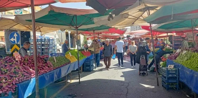 Semt pazarında bu haftanın sebze ve meyve fiyatları
