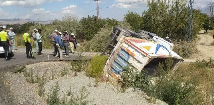 Yeşilhisar’da kamyon devrildi: 1 yaralı